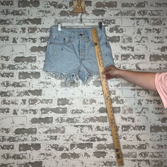 Levi’s | women denim shorts with embroidered flowers - Picture 6 of 11